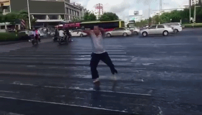 不差钱就可以继续违章?闯红灯竟还有这种操作