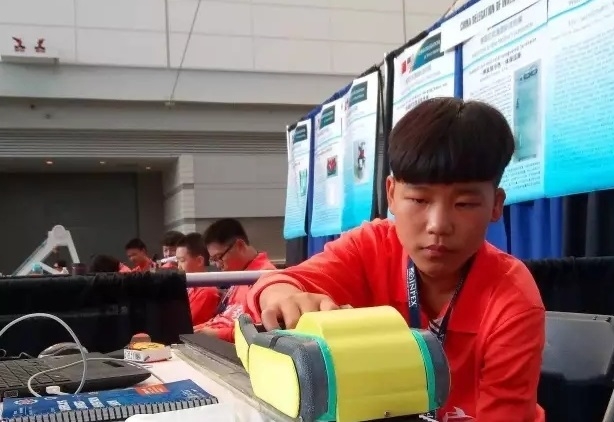 丁晨和他发明的上楼助力器模型
