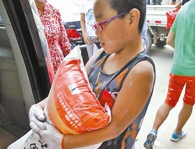 陕西绥德抗洪最小志愿者累瘫照走红