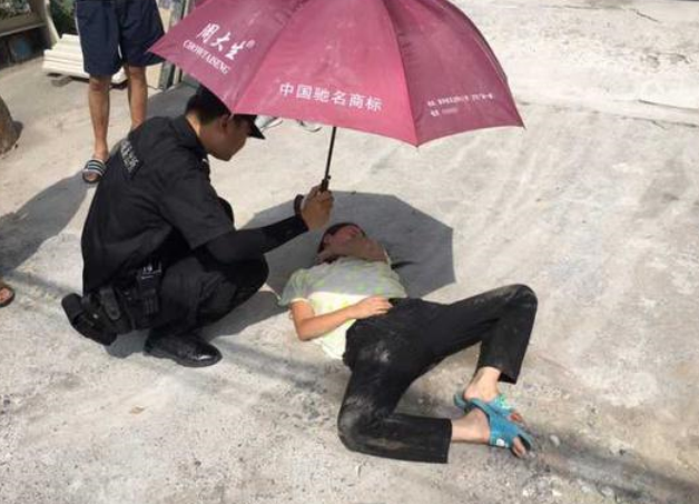 杭州女子癫痫发作倒地抽搐 暖心辅警为其撑伞