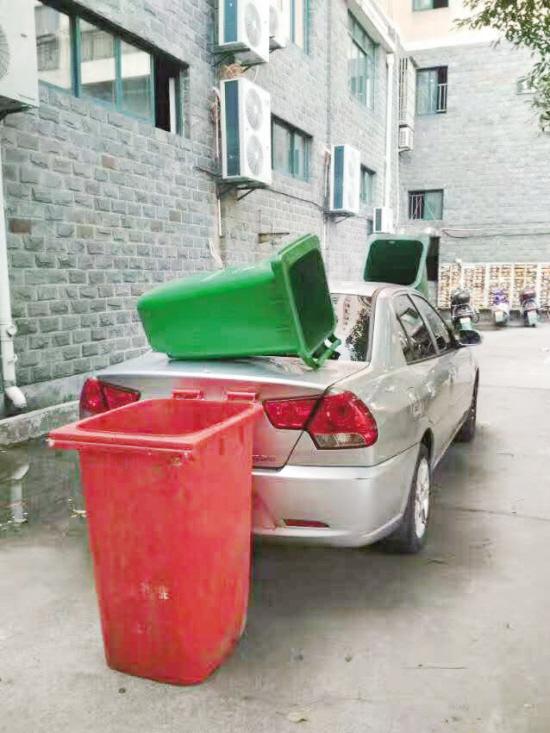 停在通道里的私家车,被四个垃圾桶给围堵了这两天,一张照片在微博里引起了很多金华网友的关注。 爆料的网友小钟告诉记者,这是金华本地小区居民拍摄的照片,当时轿车停在通道里堵住了路,有人就拿垃圾桶围堵轿车。 记者调查发现,目前在我市众多人车不分流的小区,随意停车的问题经常引起纠纷。随意停车固然不对,但一些居民采取比较极端的手段进行回应和惩戒,也并不可取。 轿车堵住了通道 垃圾桶围住了轿车 有网友向记者报料,垃圾桶围车的事情,发生在市区玉泉东路一小区内,当时轿车堵住通道,影响附近业主的通行,但至于是谁摆放了