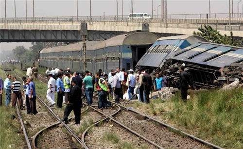 埃及两列火车因信号灯错误相撞 造成至少36人
