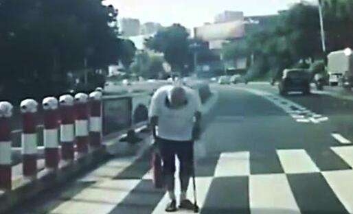 而且居然还向我深深地鞠了一躬