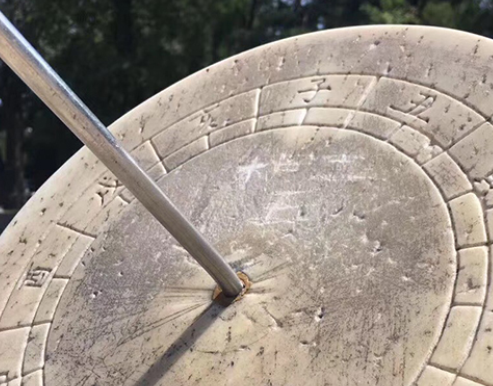 清华大学日晷被人刻字 校保卫处:正在调查监控