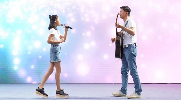 暖心爸爸!百度总裁李彦宏弹吉他为女儿伴奏