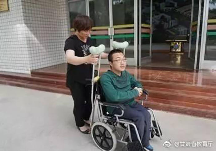 甘肃残疾考生魏祥今日赴清华报到,校方为母子