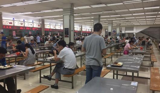 上海名校暑期变景区 中小学生来许愿大学生被打扰