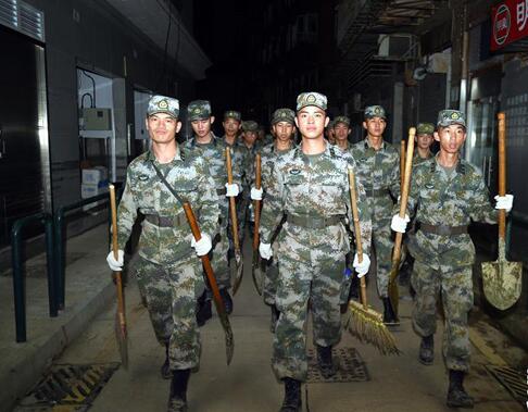 解放军驻澳门部队战士感动了一座城