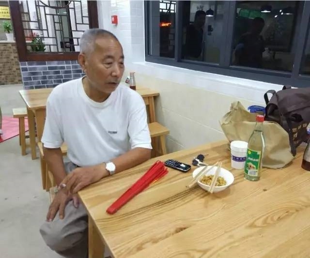 杭州菊英面馆老店新开人气赛苹果店 有人半夜