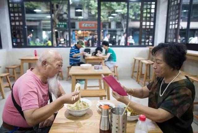 杭州菊英面馆老店新开人气赛苹果店 有人半夜