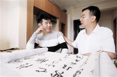 浙江小伙先天性耳聋 靠读唇语学书法考上川美