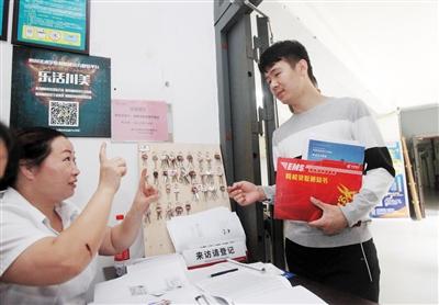 浙江小伙先天性耳聋 靠读唇语学书法考上川美