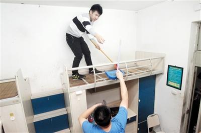 浙江小伙先天性耳聋 靠读唇语学书法考上川美