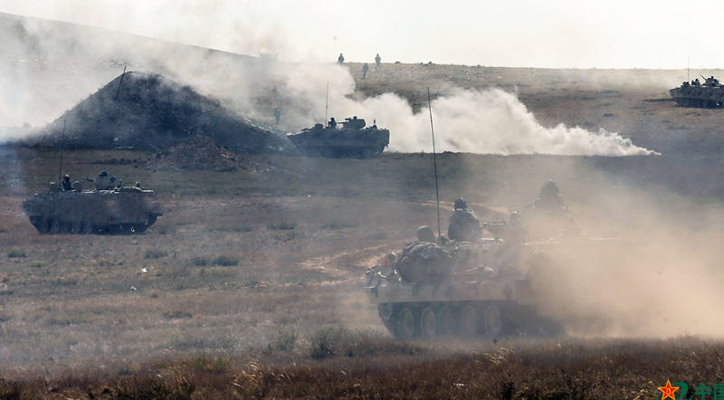 高清:朱日和军演暴风雨与草原狼巅峰对决