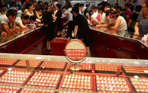 谁在抢金店的"金饭碗"?5个导购服务1个顾客
