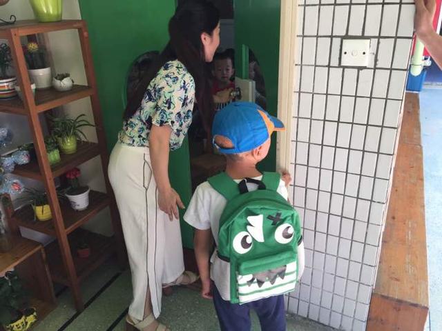 温州毁容男孩入学新进展 幼儿园和市民伸出援手