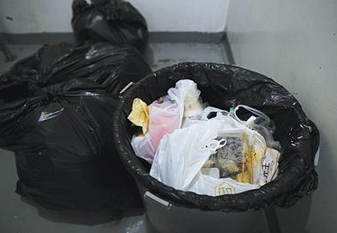 三大外卖平台被诉环境污染:塑料袋应明码标价