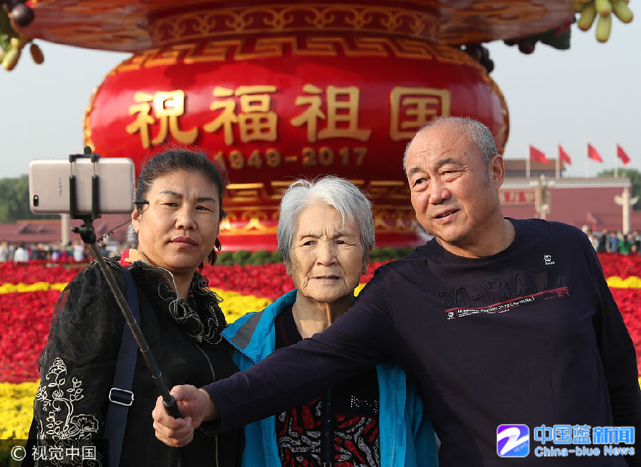 北京:天安门广场中心花坛祝福祖国完工 众多