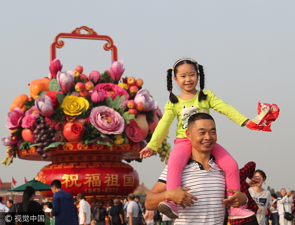 北京:天安门广场中心花坛祝福祖国完工 众多