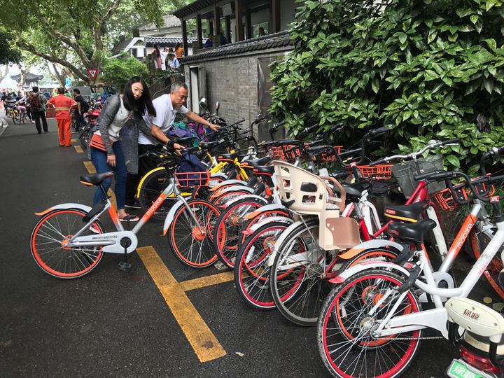 记者直击|非机动车限行首日 西湖景区共享单车