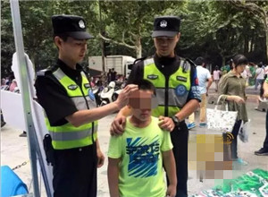 哭笑不得!4岁萌娃有超高警惕性 警察叔叔来帮