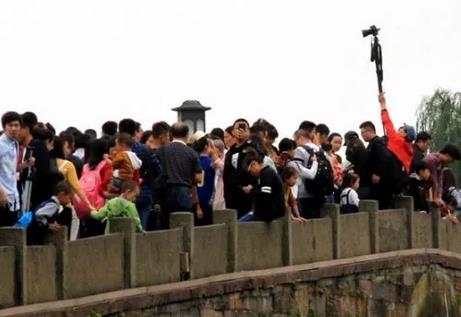 电话诈骗新伎俩!接了一通陌生电话 五万存款变