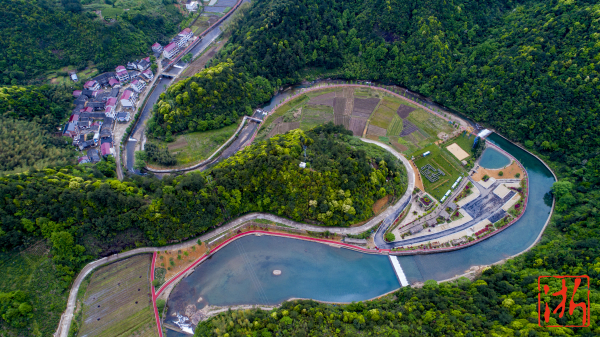 浦江檀溪镇月牙湖,镶嵌在群山深谷之中,檀溪镇28个村薄弱村集体抱团