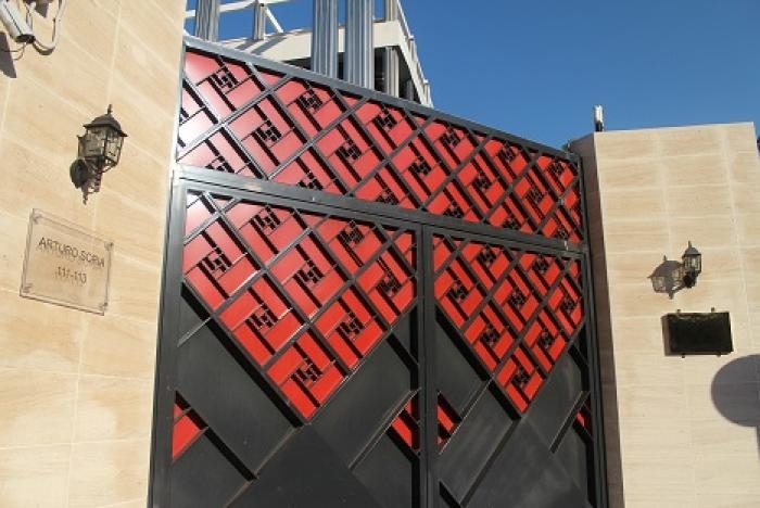 西班牙突击逮捕80余名华侨华人 我使馆关切