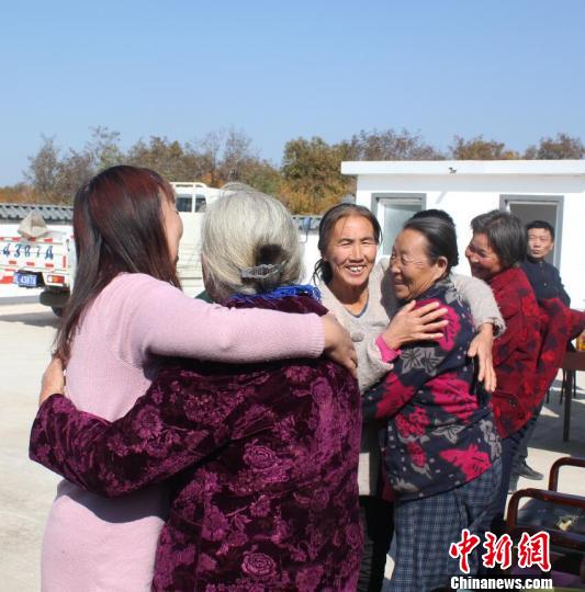 山西隰县开展重阳节系列活动 儿女为父母洗脚敬孝心