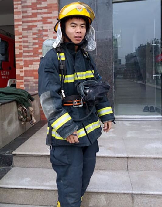 江西:21岁消防员徒手刨土救人牺牲