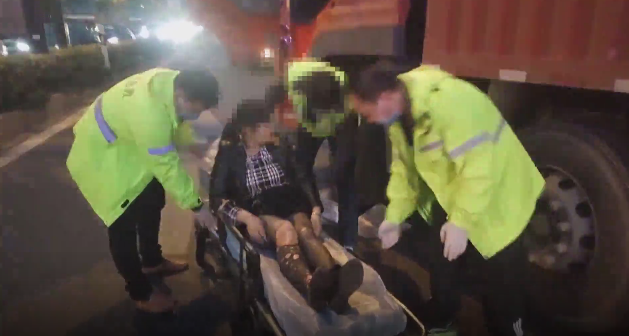 千钧一发!一声哨音工程车底救下一命 吹响哨子