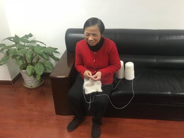 杭州有位失明能人闭着眼睛织毛衣 针法又快又