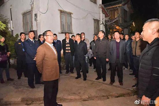 11月12日晚，丽江市长郑艺对特色客栈规范化管理工作进行督查。 微博@丽江日报 图