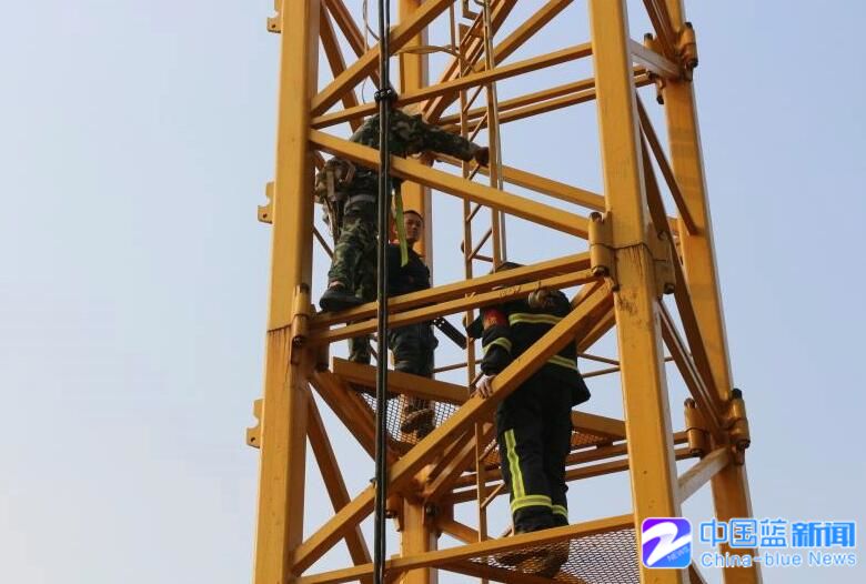惊险!杭州一男子爬上60多米高塔吊欲轻生 消防