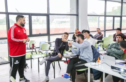 皇马教练将国际前沿足球理念带到宁波赫德