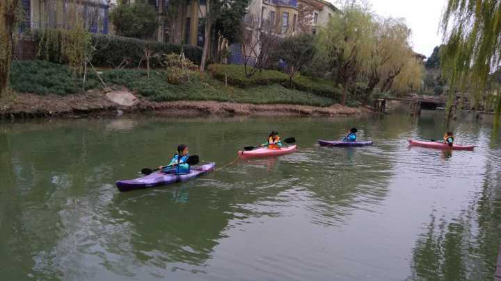 杭州这所学校在冰冷河水里上体育课 娃娃们冷