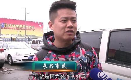 车顶坐着“蜘蛛侠” 如此“新时尚”存隐患