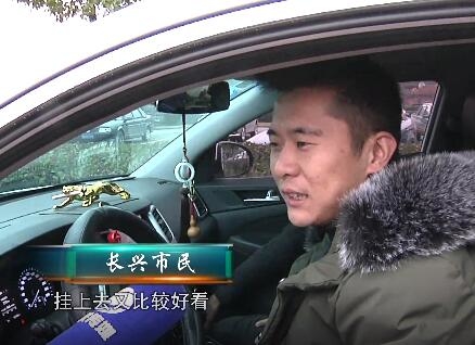 车顶坐着“蜘蛛侠” 如此“新时尚”存隐患