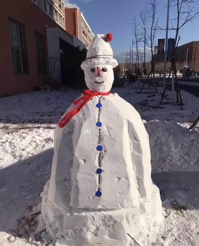 学院一寝室门卫大爷嫌学生们做的雪人太丑了,亲自上阵做了一个大雪人