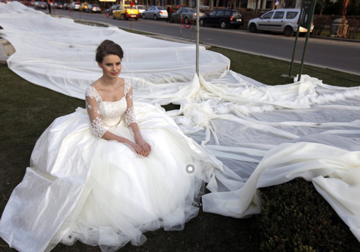 为一雪前耻拼了!世界最长婚纱拖尾超过8千米
