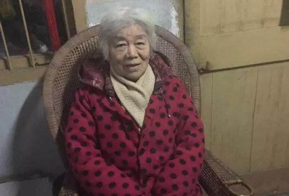 杭州83岁教师给学生带了份礼物 年过花甲的他