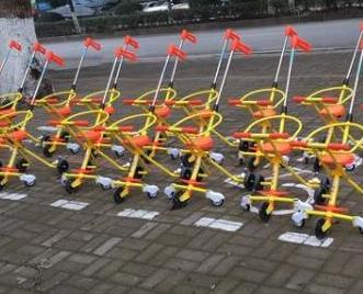 武汉多个景点现共享童车 城管:会与共享单车一