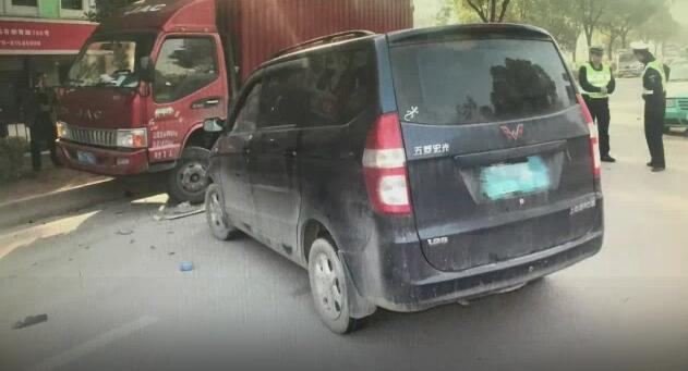 4岁男孩机动车道上行走 不幸飞来横祸被撞至身