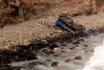 秘鲁载50人大巴坠崖致25死,事发路段被称魔鬼