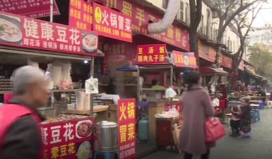 偷梁换柱？一条街的商户二维码遭偷换 钱进别人腰包