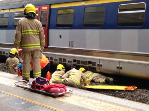 香港地铁发生坠轨事件:1名男子死亡 列车服务