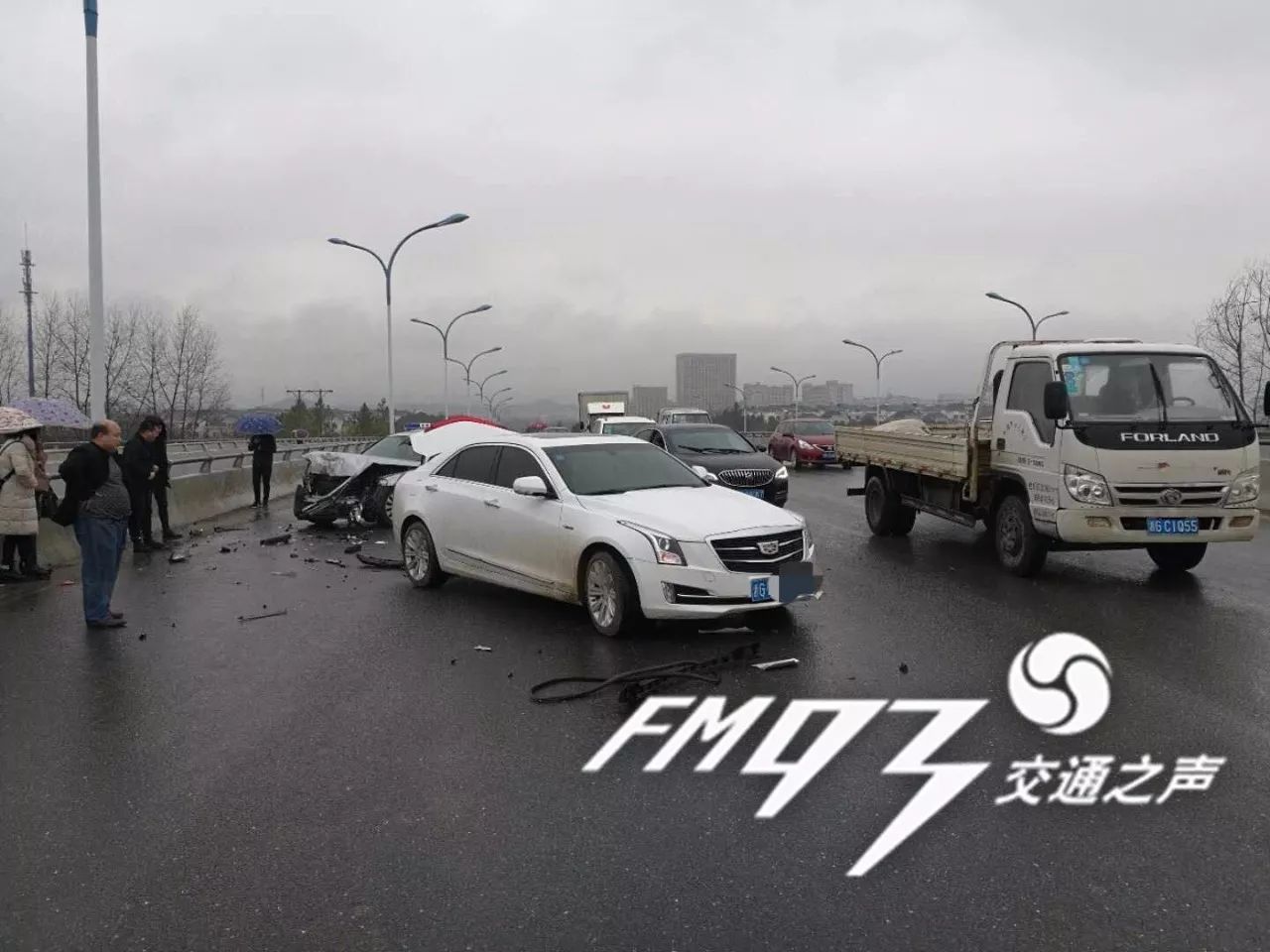 义乌奔驰女司机的一个举动 连累三辆车遭了殃