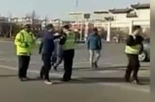 山东一辅警被男子扇耳光后殴打对方 被拘7日并