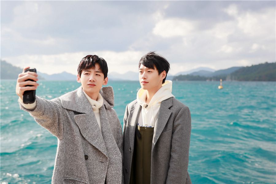 《二十四小时》胡一天熊梓淇穿渔夫装 土耳其海边秀长腿