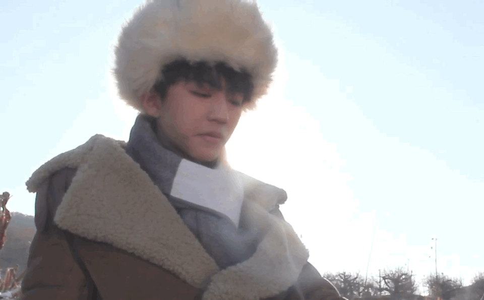 小凯坐在雪地里,潇洒吹着泡泡糖,十分可爱.